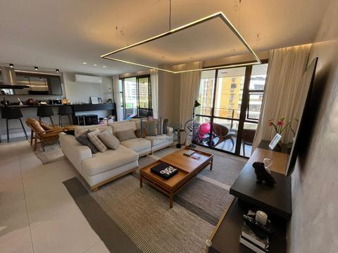 Aldeia do Mar - Excelente apartamento com porteira fechada, reformado à 200 metros da praia do posto 5.